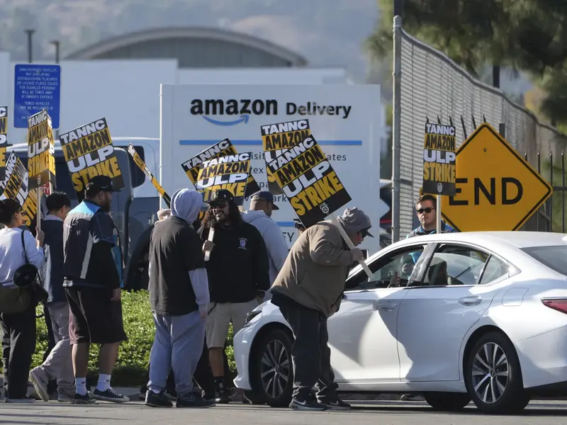 Amazon workers strike before christmas english news in levels level 1
